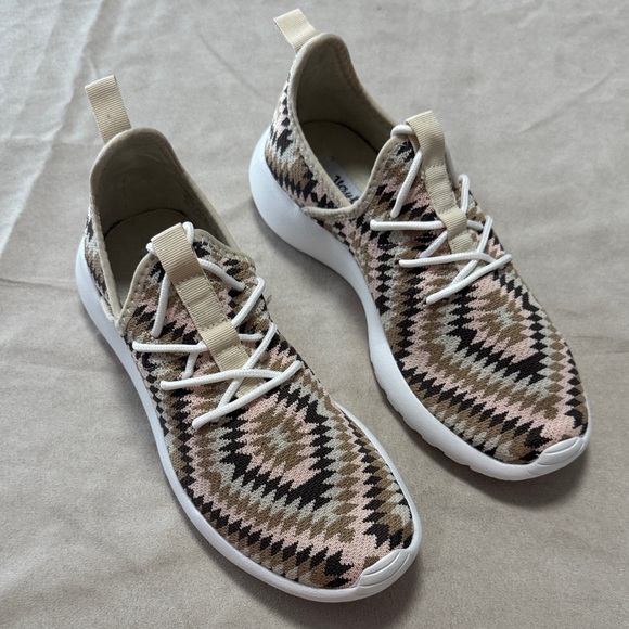 Stylish Patterned Women's Very G Running After You Sneakers NWOT - Picture 1 of 9